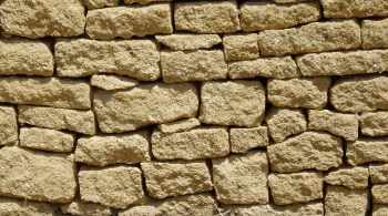 Vue d'un mur réalisé en pierre à bâtir.