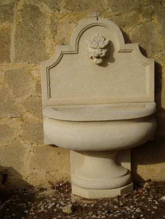 **Fontaine en Pierre de Beaulieu : L'Art Authentique de la Pierre Vers Pont du Gard**