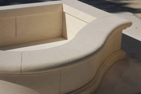 **Fontaines Sur Mesure en Pierre Authentique : L'Art et le Savoir-Faire Unique de Vers Pont du Gard**